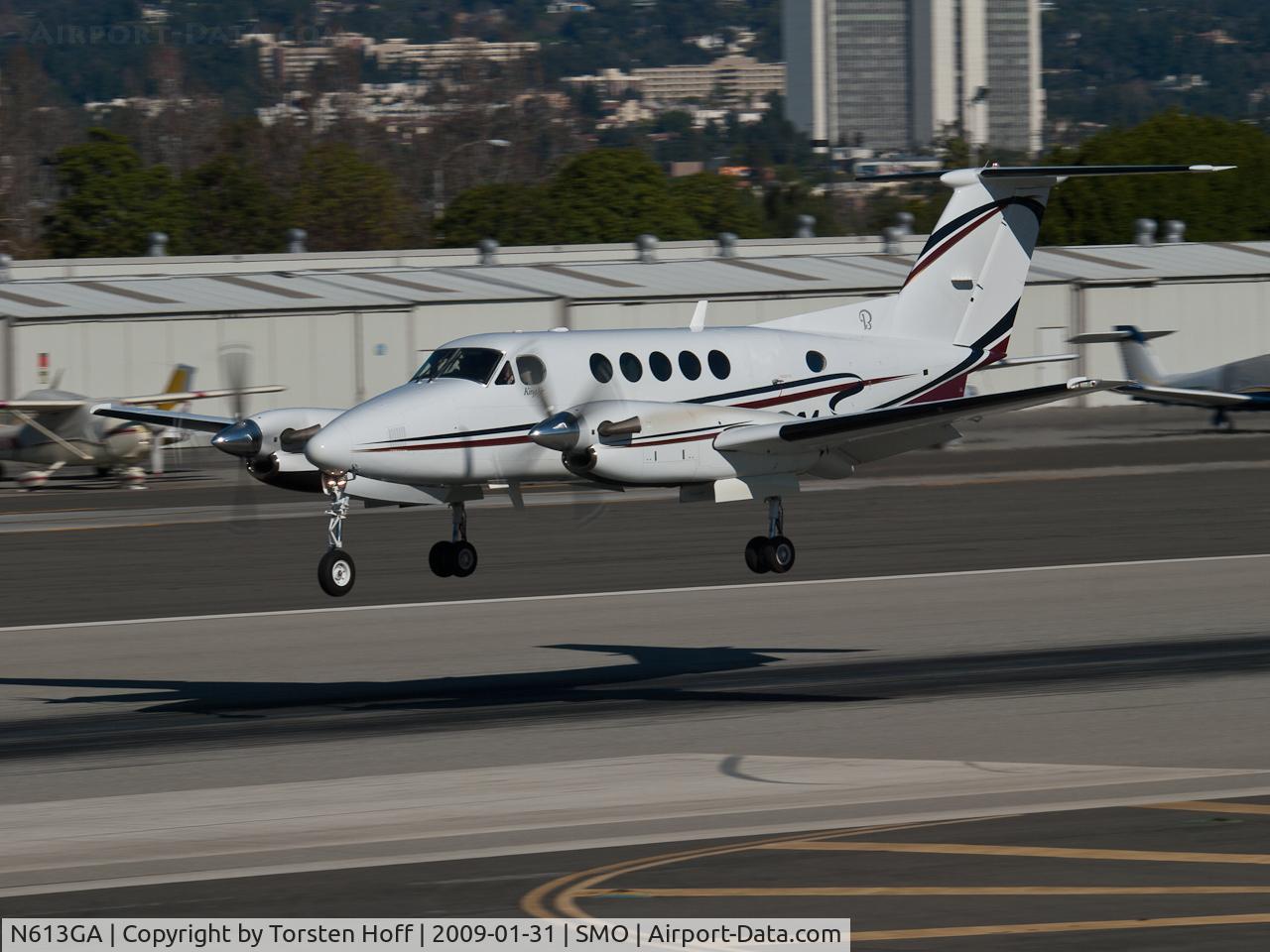 N613GA, Raytheon Aircraft Company B200 C/N BB-1909, N613GA arriving on RWY 21