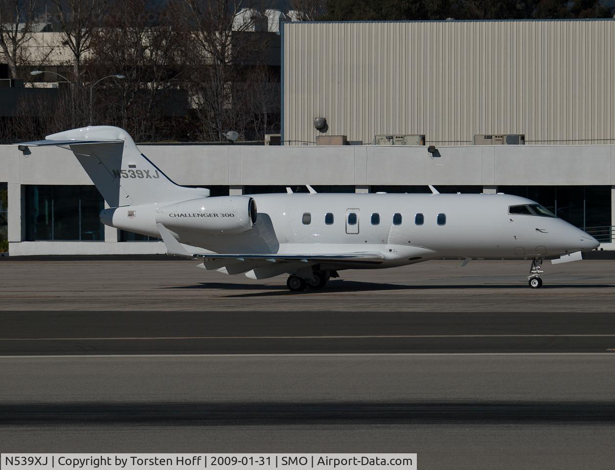 N539XJ, Bombardier Challenger 300 (BD-100-1A10) C/N 20230, N539XJ taxiing