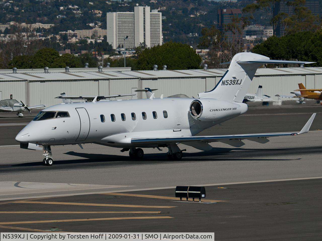 N539XJ, Bombardier Challenger 300 (BD-100-1A10) C/N 20230, N539XJ departing from RWY 21