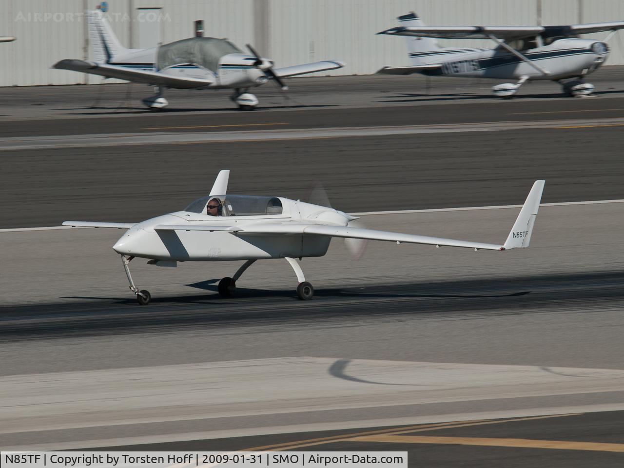 N85TF, Rutan VariEze C/N 2003, N85TF departing from RWY 21. She seems to have lost her external tanks since I last saw her.