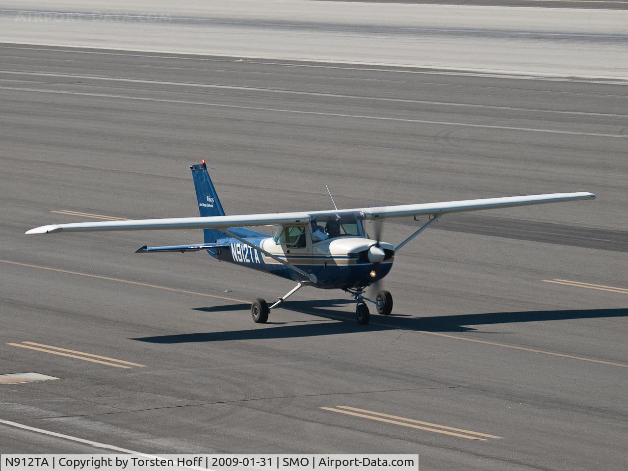 N912TA, 1981 Cessna 152 C/N 15285281, N912TA taxiing