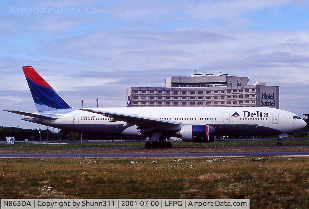 N863DA, 1999 Boeing 777-232 C/N 29735, Passing on parallels runways