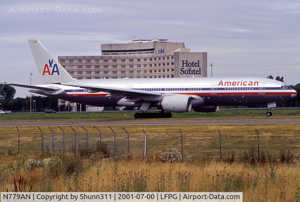 N779AN, 1999 Boeing 777-223 C/N 29955, Passing on parallels runways