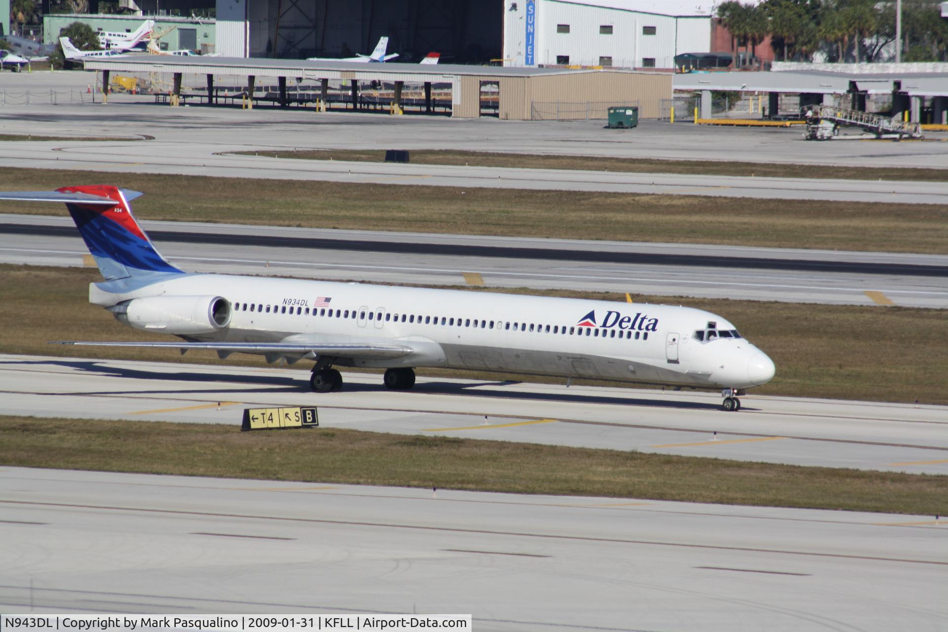 N943DL, 1989 McDonnell Douglas MD-88 C/N 49816, MD-88