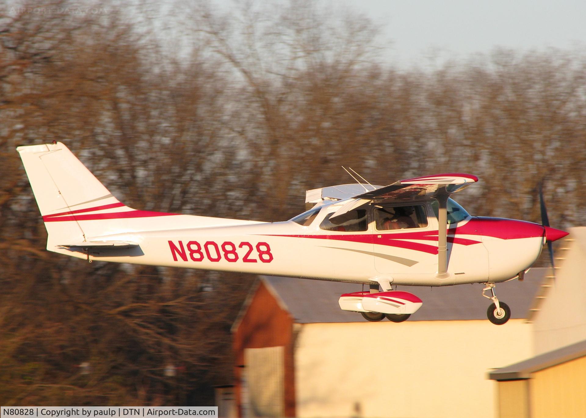 N80828, 1976 Cessna 172M C/N 17266763, Landing at the Downtown Shreveport airport.