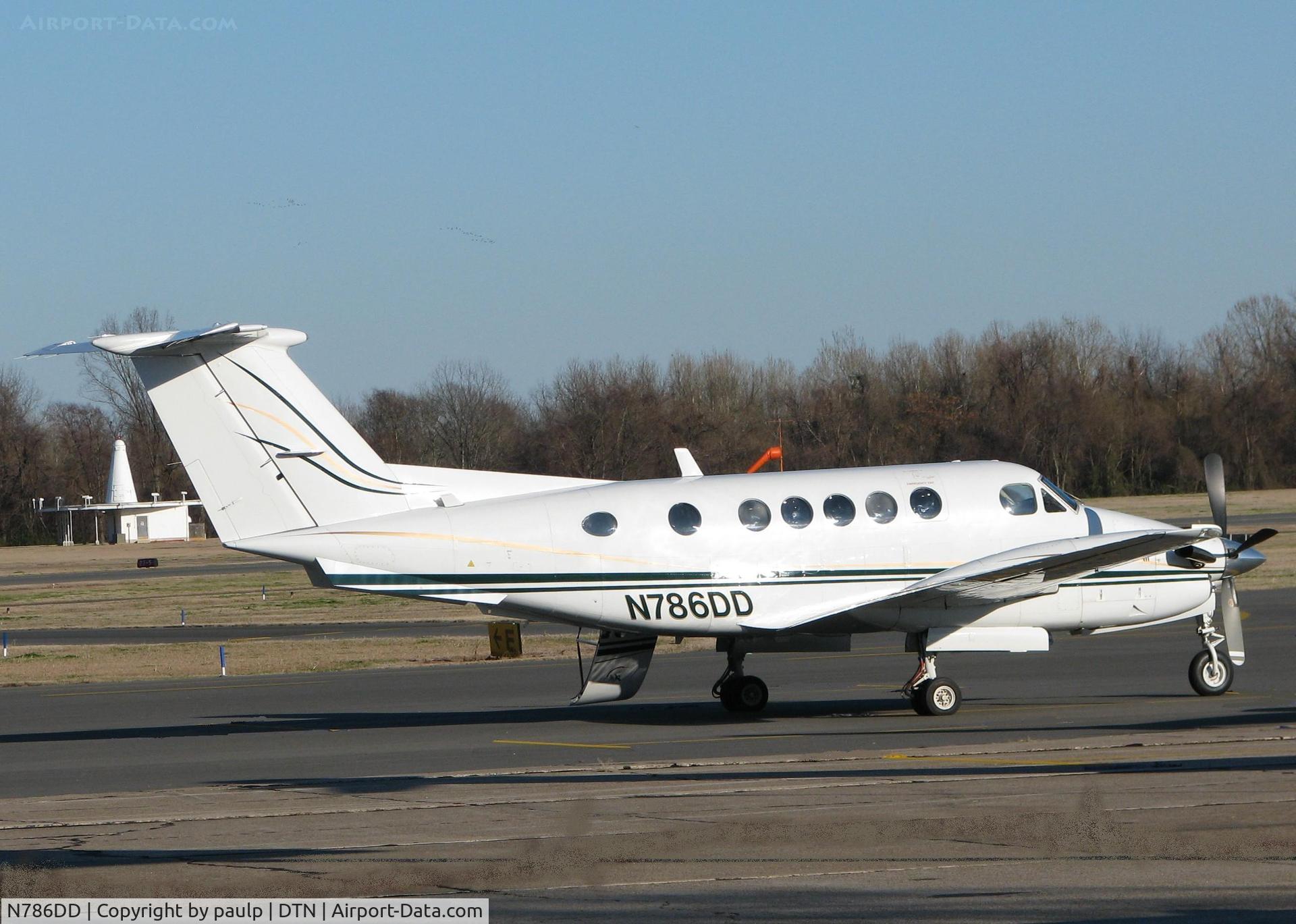 N786DD, 1984 Beech B200 King Air C/N BB-1171, Parked at the Downtown Shreveport Airport.