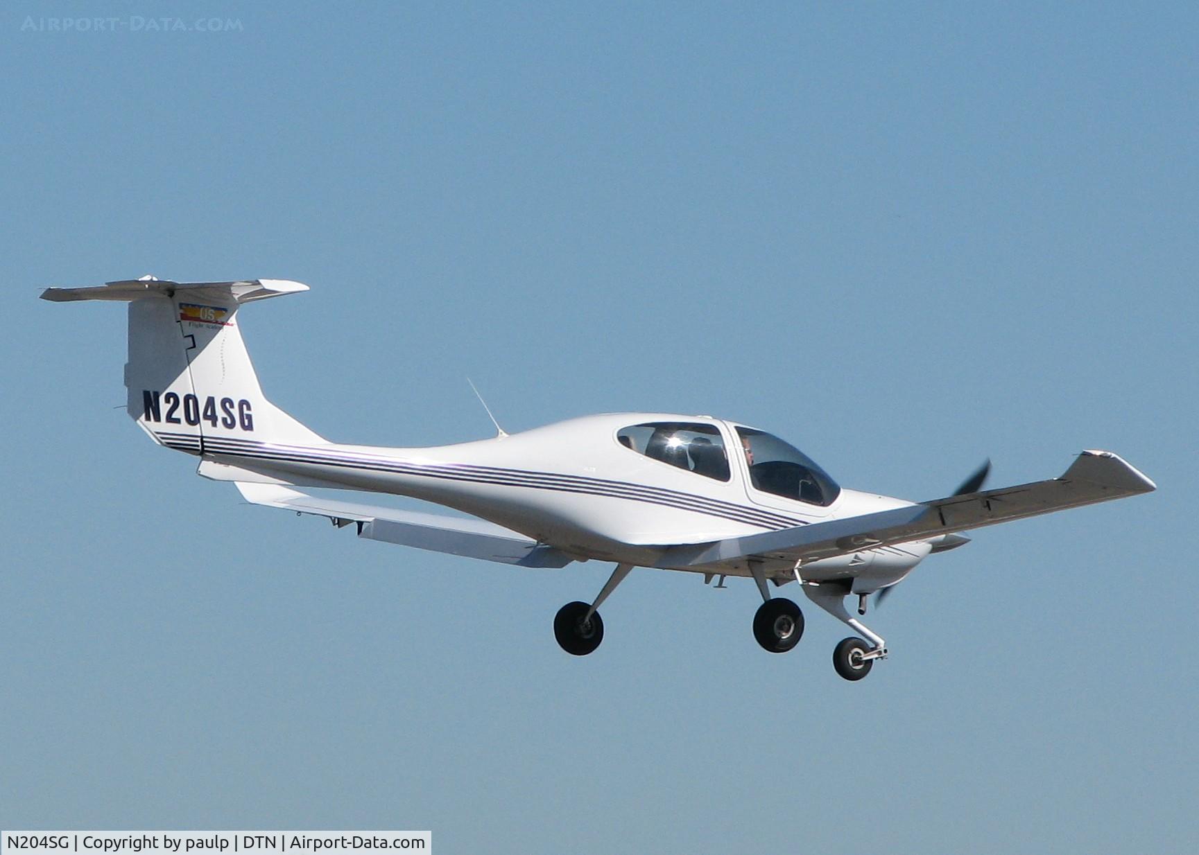N204SG, 2005 Diamond DA-40 Diamond Star C/N 40.482, Landing at the Downtown Shreveport airport.