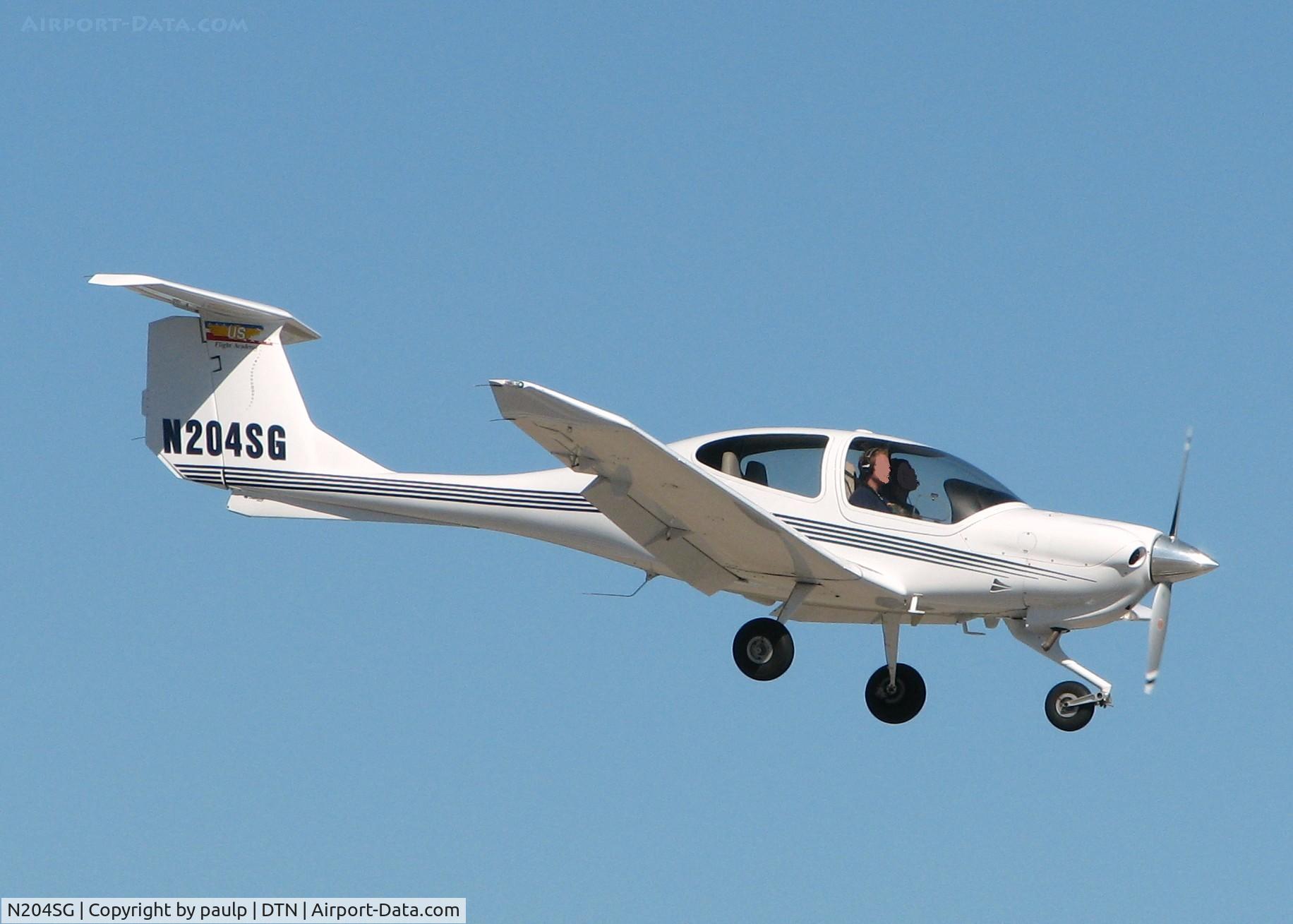 N204SG, 2005 Diamond DA-40 Diamond Star C/N 40.482, Landing at the Downtown Shreveport airport.