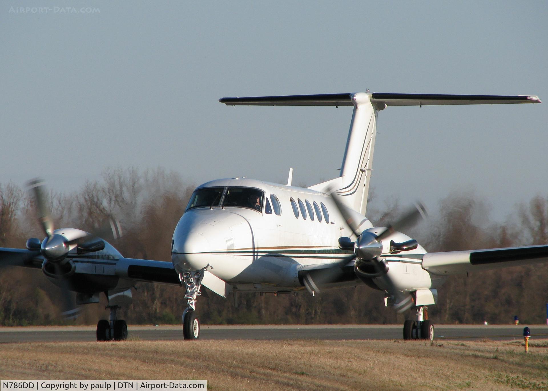 N786DD, 1984 Beech B200 King Air C/N BB-1171, Taxiing to the active at the Downtown Shreveport Airport.
