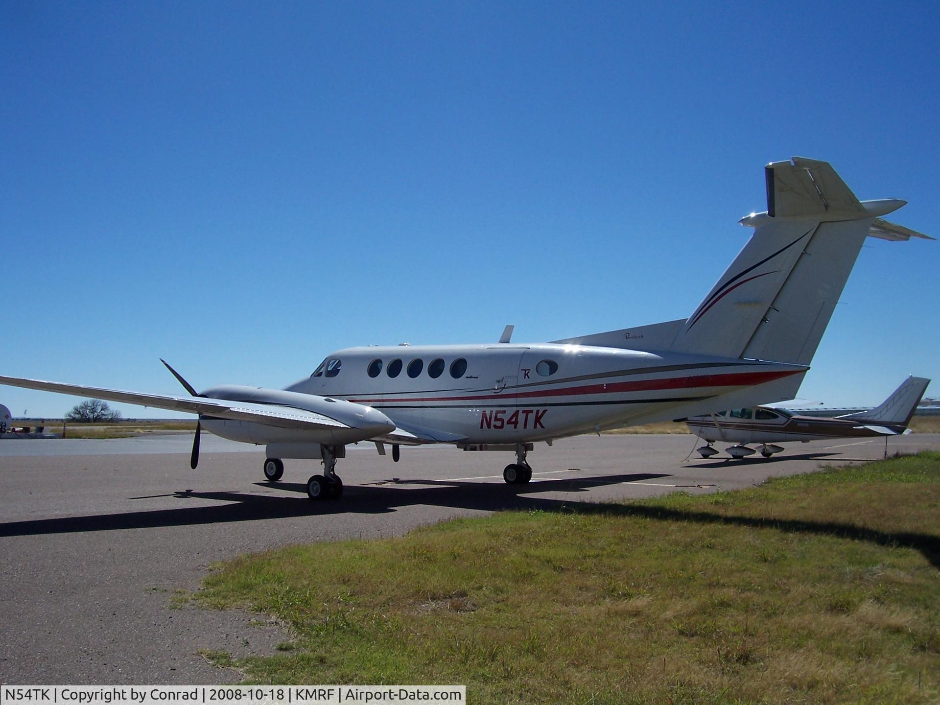 N54TK, 1980 Beech 200 C/N BB-686, On the ramp at Marfa