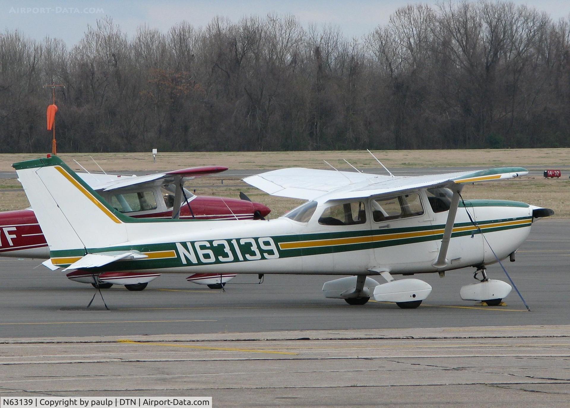 N63139, 1981 Cessna 172P C/N 17275395, Parked at the Downtown Shreveport airport.