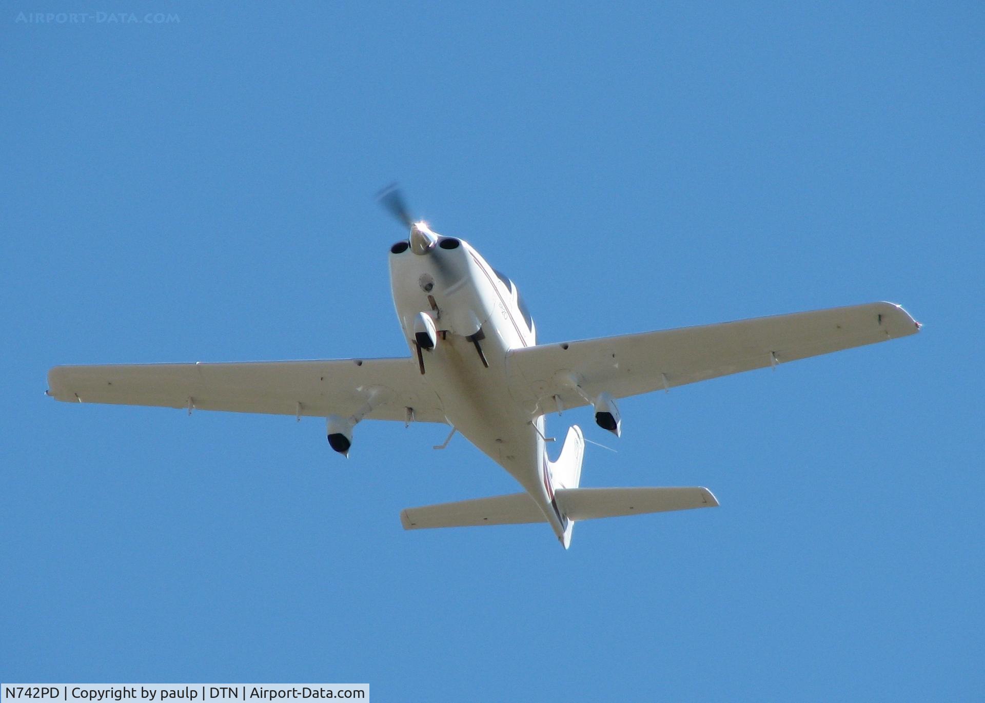 N742PD, 2002 Cirrus SR20 C/N 1187, Taking off from the Downtown Shreveport airport.