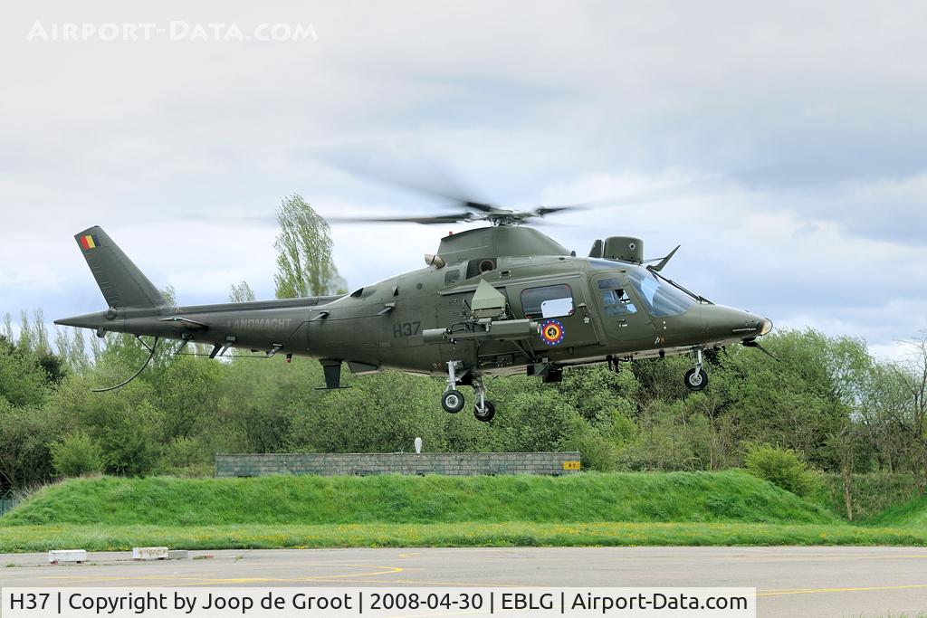 H37, Agusta A-109BA C/N 0337, take of from Bierset. The A-109 is slowly withdrawn from use now.