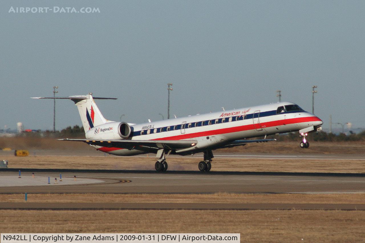 N942LL, 2005 Embraer ERJ-145LR (EMB-145LR) C/N 14500930, American Eagle landing at DFW