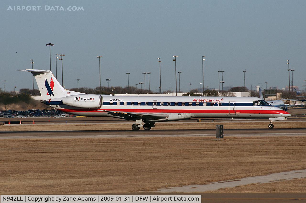 N942LL, 2005 Embraer ERJ-145LR (EMB-145LR) C/N 14500930, American Eagle landing at DFW