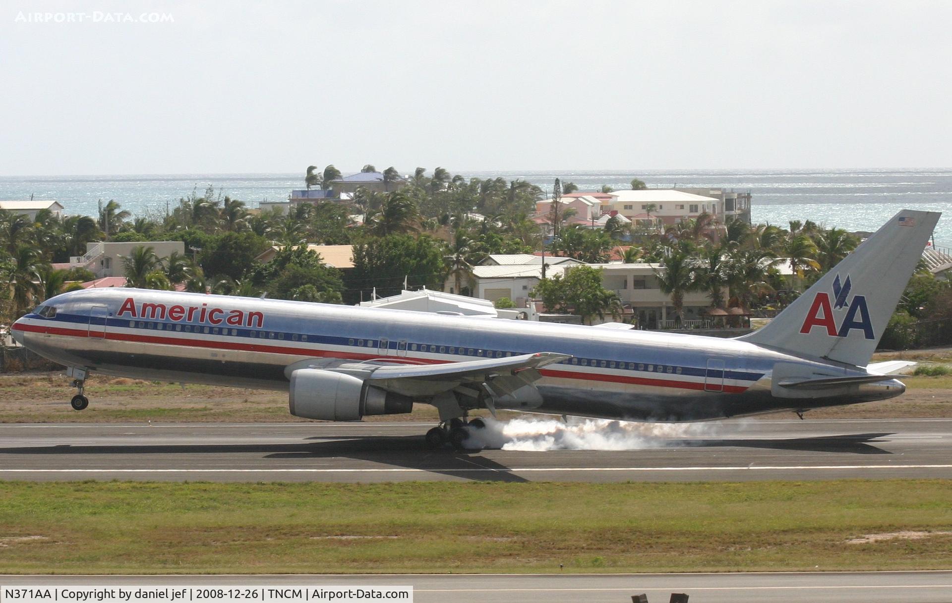 N371AA, 1992 Boeing 767-323 C/N 25198, AA doing there thing