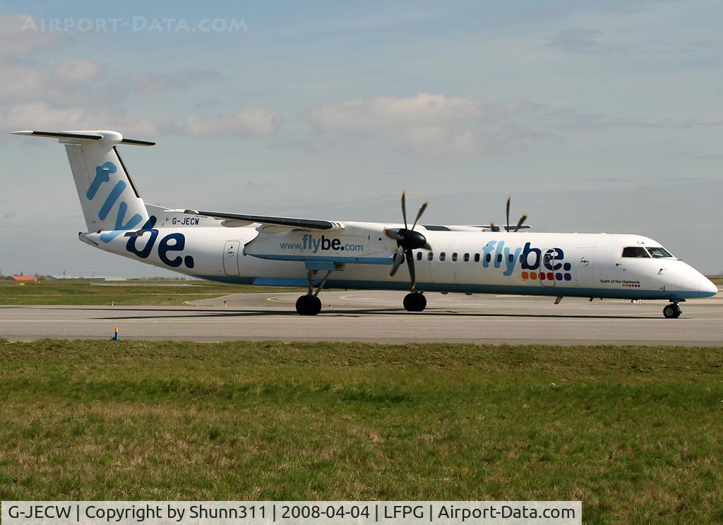 G-JECW, 2007 De Havilland Canada DHC-8-402Q Dash 8 C/N 4152, Rolling to his gate...