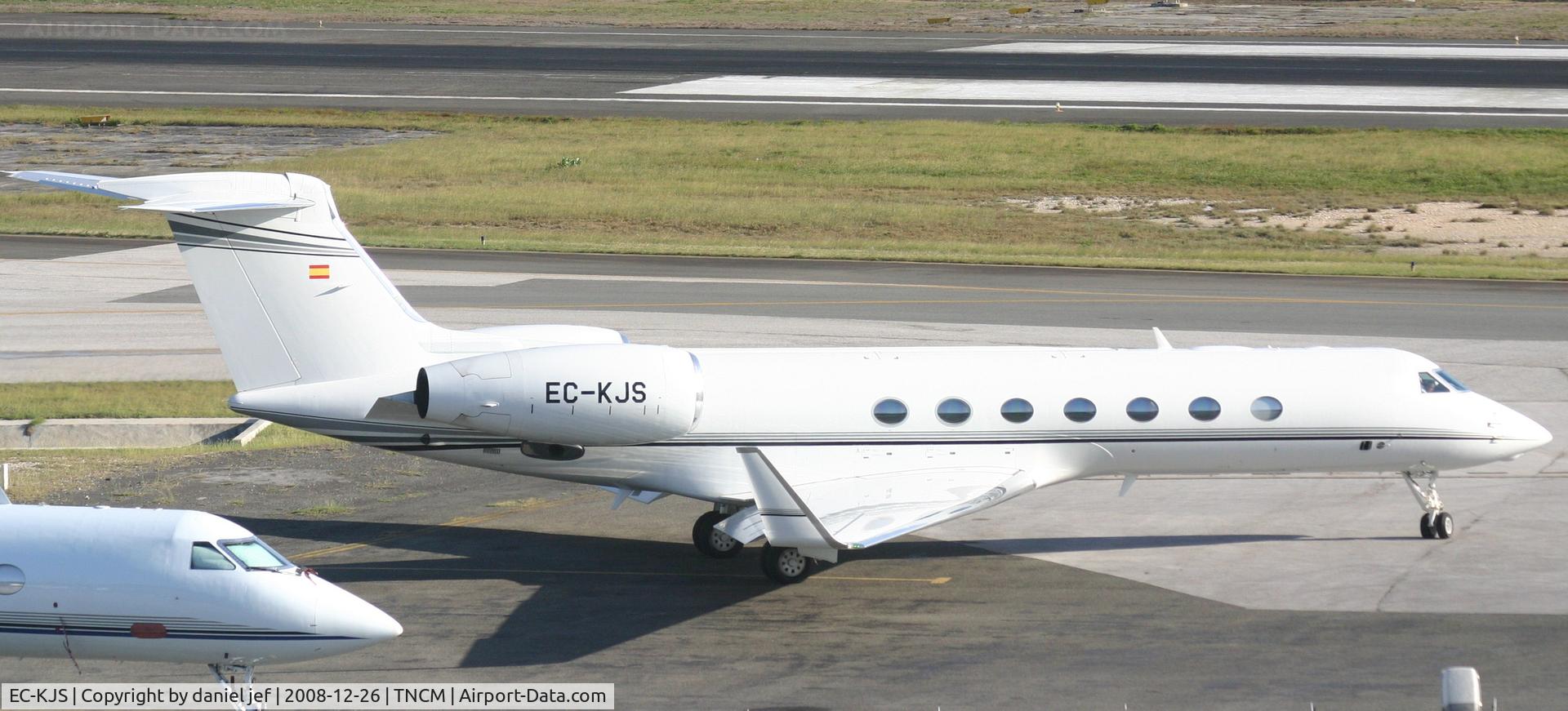 EC-KJS, 2007 Gulfstream Aerospace GV-SP (G550) C/N 5151, taxing to A and hold short