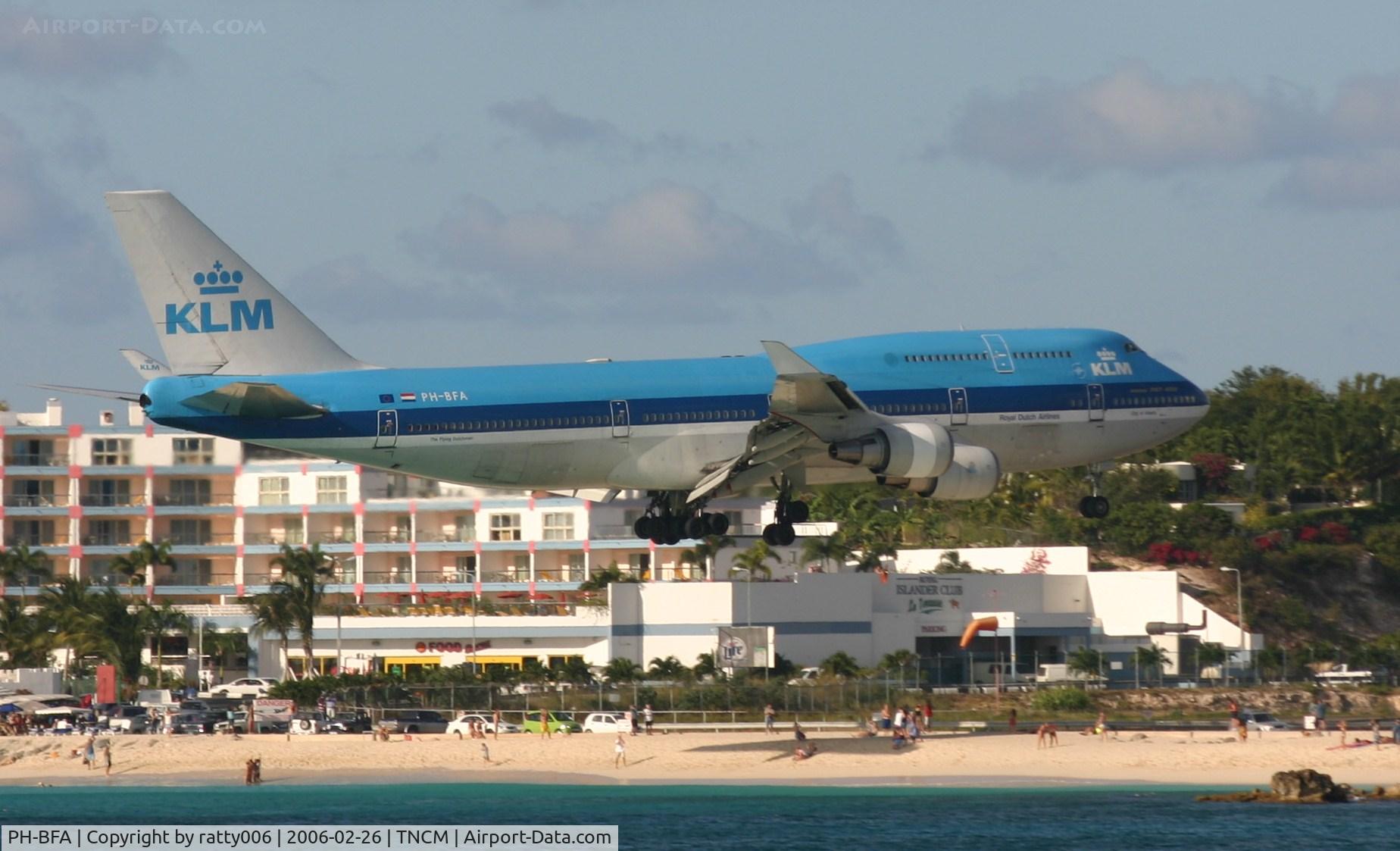 PH-BFA, 1989 Boeing 747-406 C/N 23999, approching runway 09