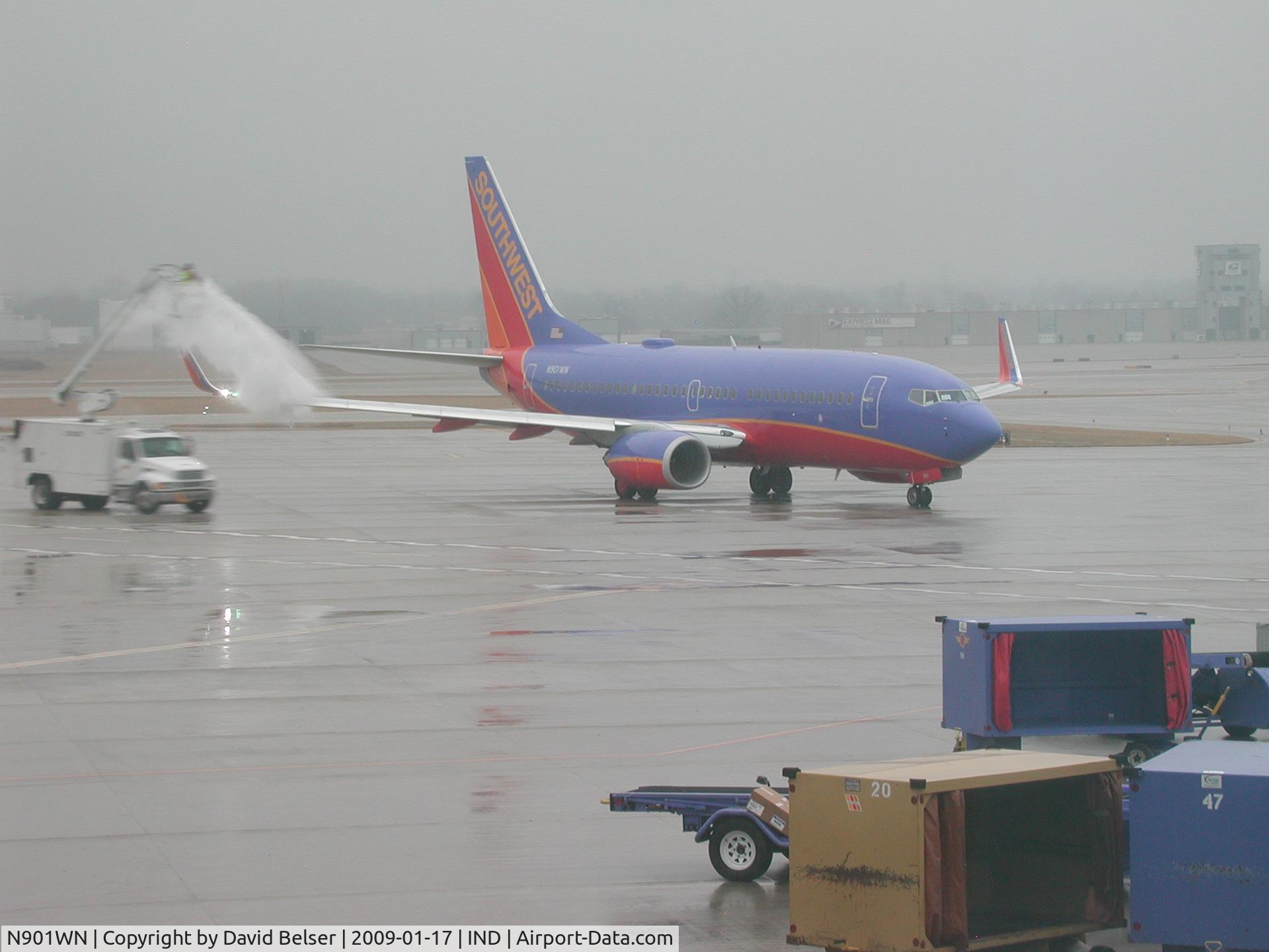 N901WN, 2007 Boeing 737-7H4 C/N 32545, Getting de-iced after install of internet antenna