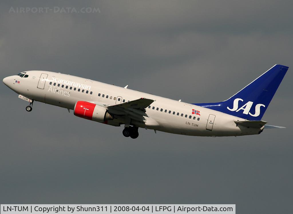 LN-TUM, 2002 Boeing 737-705 C/N 29098, On take off...