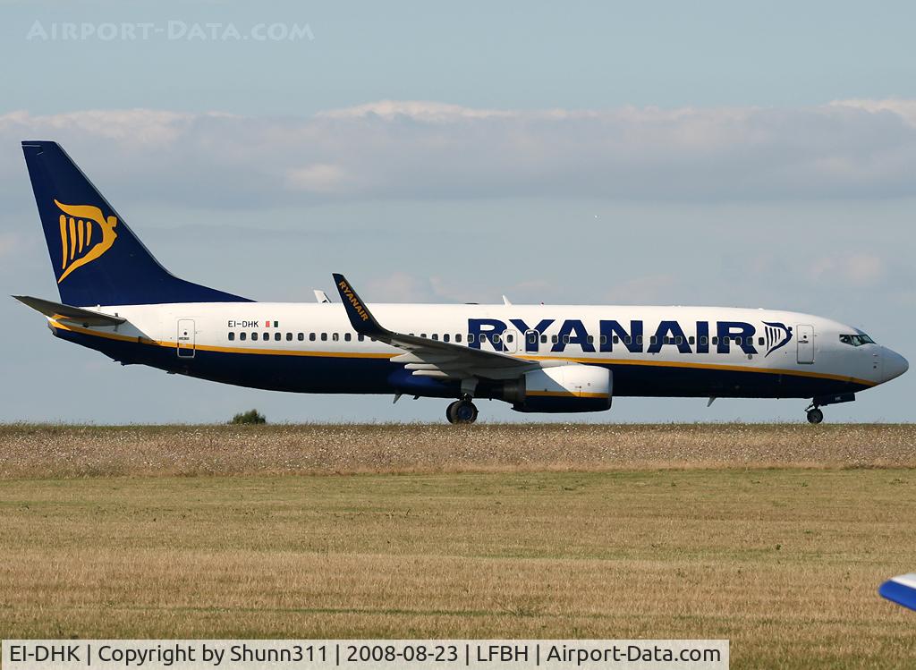 EI-DHK, 2005 Boeing 737-8AS C/N 33820, Taxiing to the terminal...