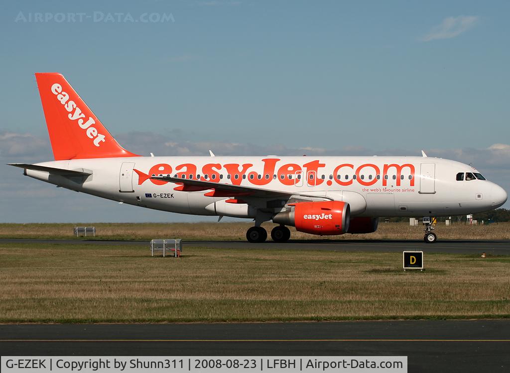 G-EZEK, 2004 Airbus A319-111 C/N 2224, Taxiing to the terminal