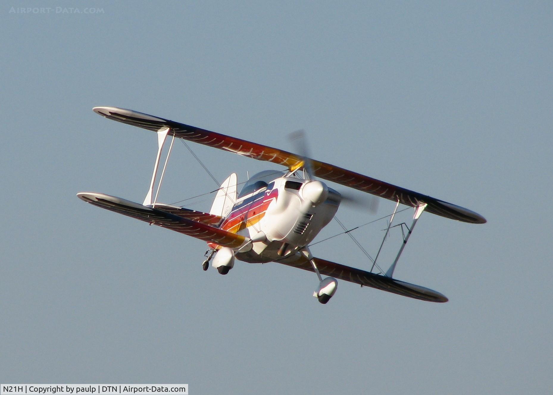 N21H, 1999 Christen Eagle II C/N HITCHCOCK-001, Landing at the Downtown Shreveport airport.