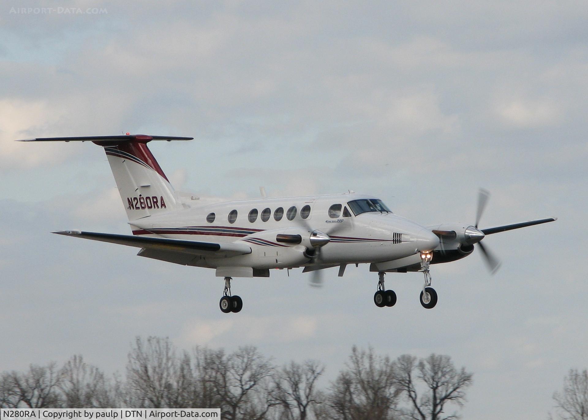 N280RA, 1975 Beech 200 Super King Air C/N BB-53, Landing on 14 at the Downtown Shreveport Airport.