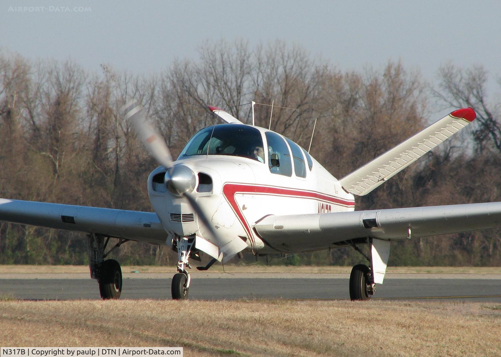 N317B, 1956 Beech G35 Bonanza C/N D-4816, Taxiing to 14 at Downtown Shreveport.