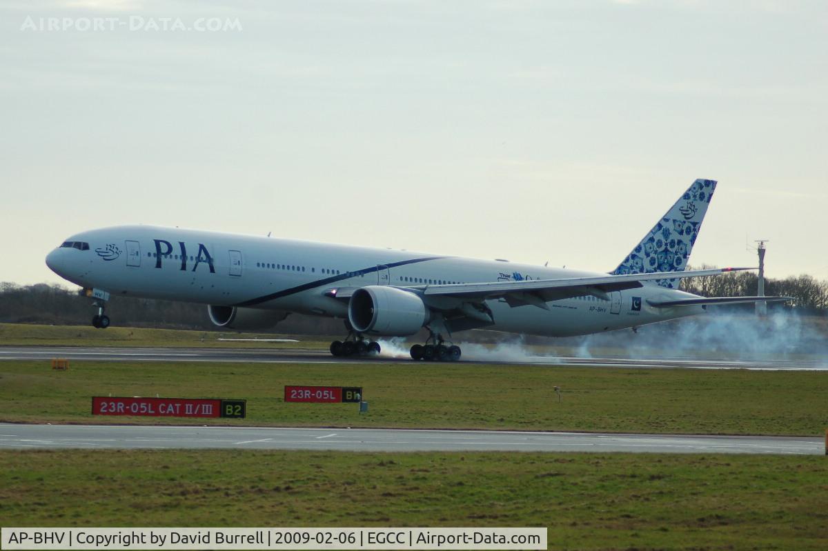 AP-BHV, 2006 Boeing 777-340/ER C/N 33778, PIA - Landing