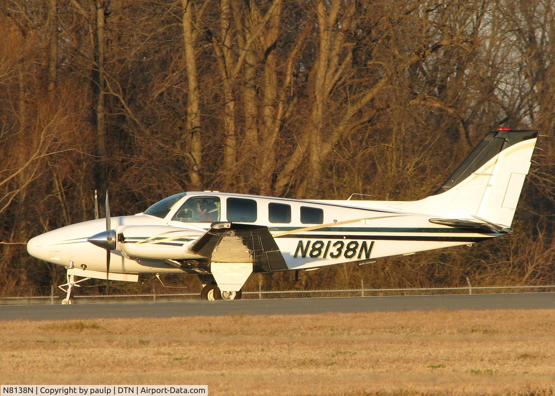 N8138N, 1991 Beech 58 Baron C/N TH-1622, Taxiing to 14 at Downtown Shreveport.