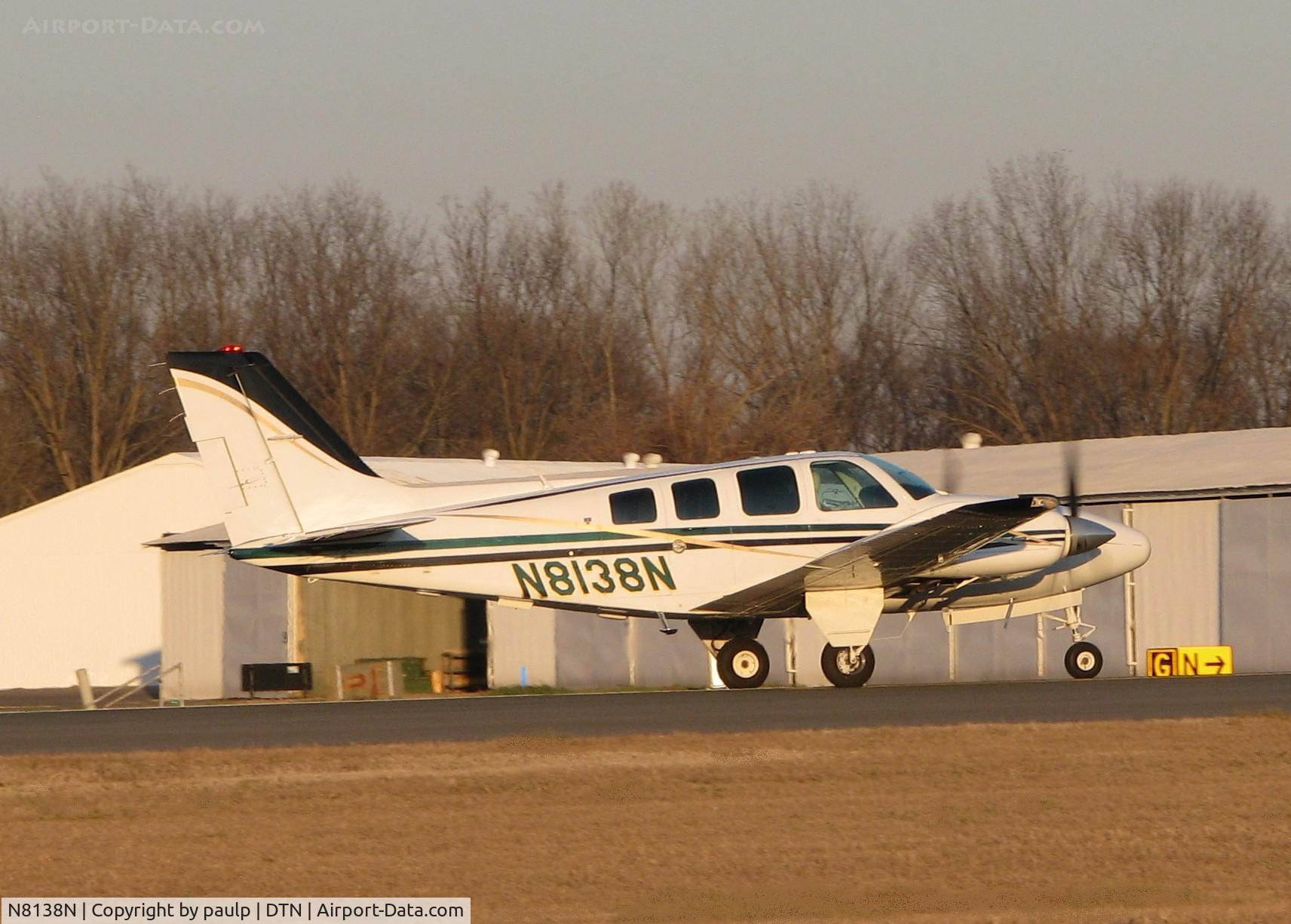 N8138N, 1991 Beech 58 Baron C/N TH-1622, About to lift off of 14 at Downtown Shreveport.