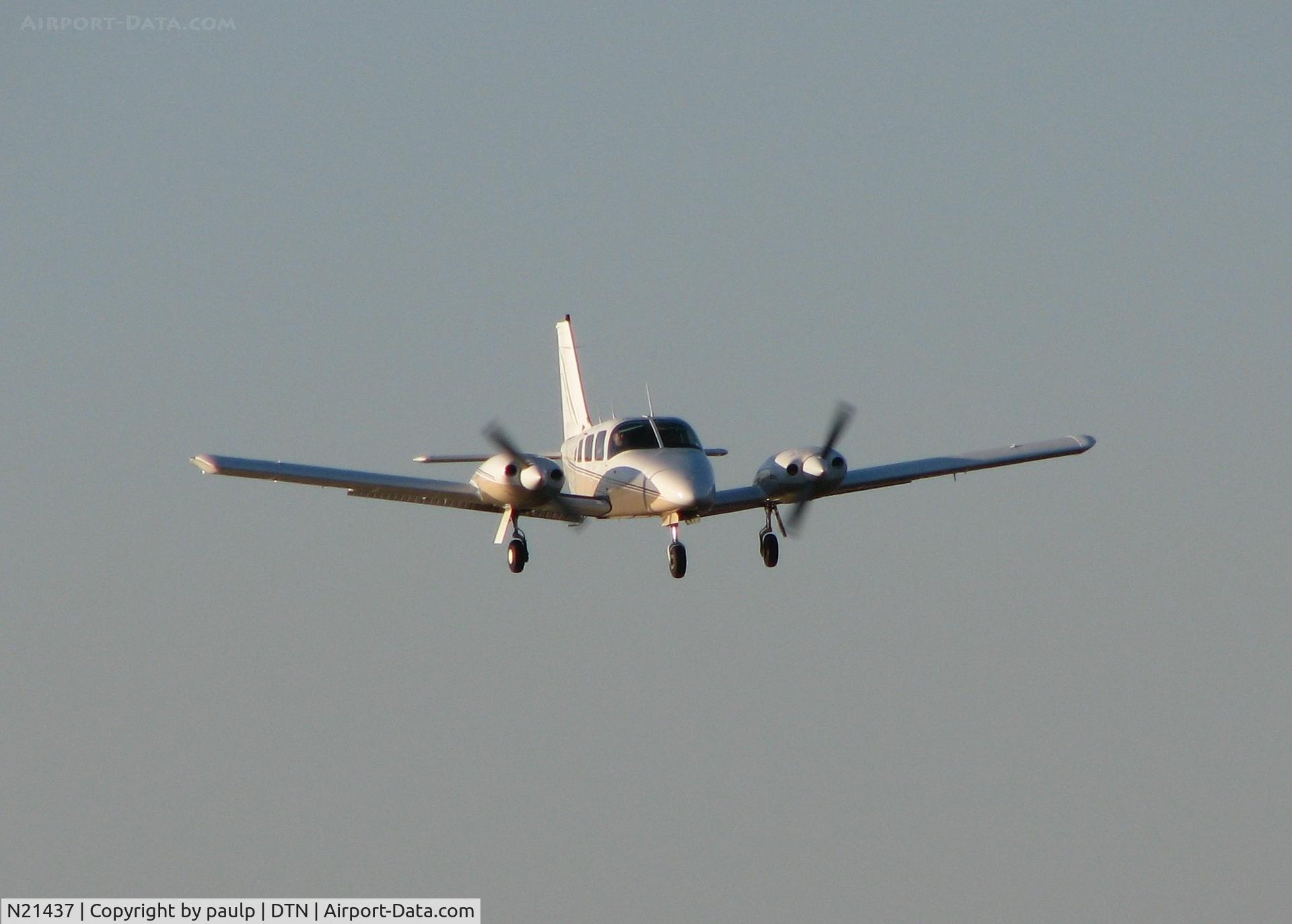 N21437, 1978 Piper PA-34-200T C/N 34-7870436, Landing at the Downtown Shreveport airport.
