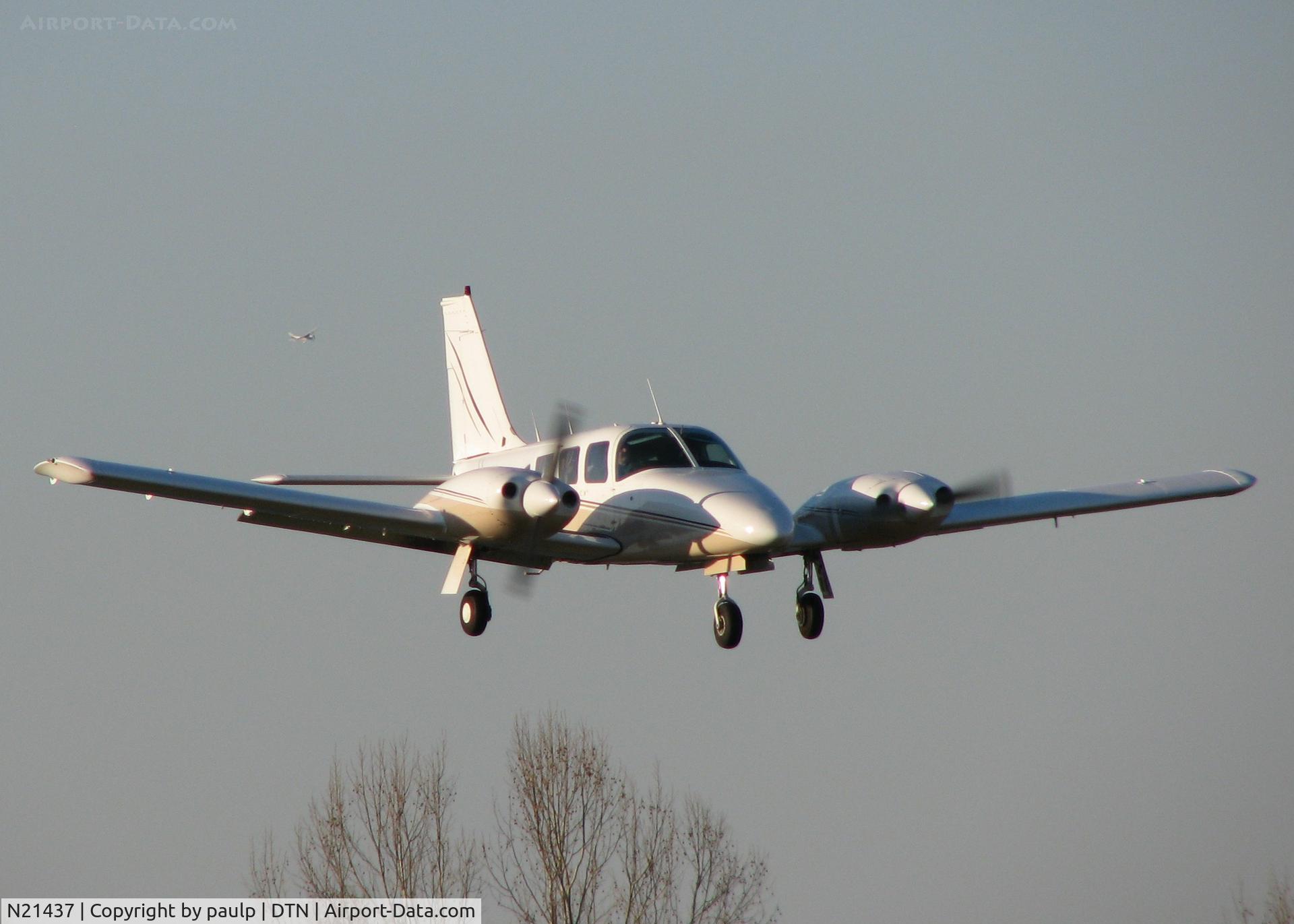 N21437, 1978 Piper PA-34-200T C/N 34-7870436, About to land on 14 at Downtown Shreveport.