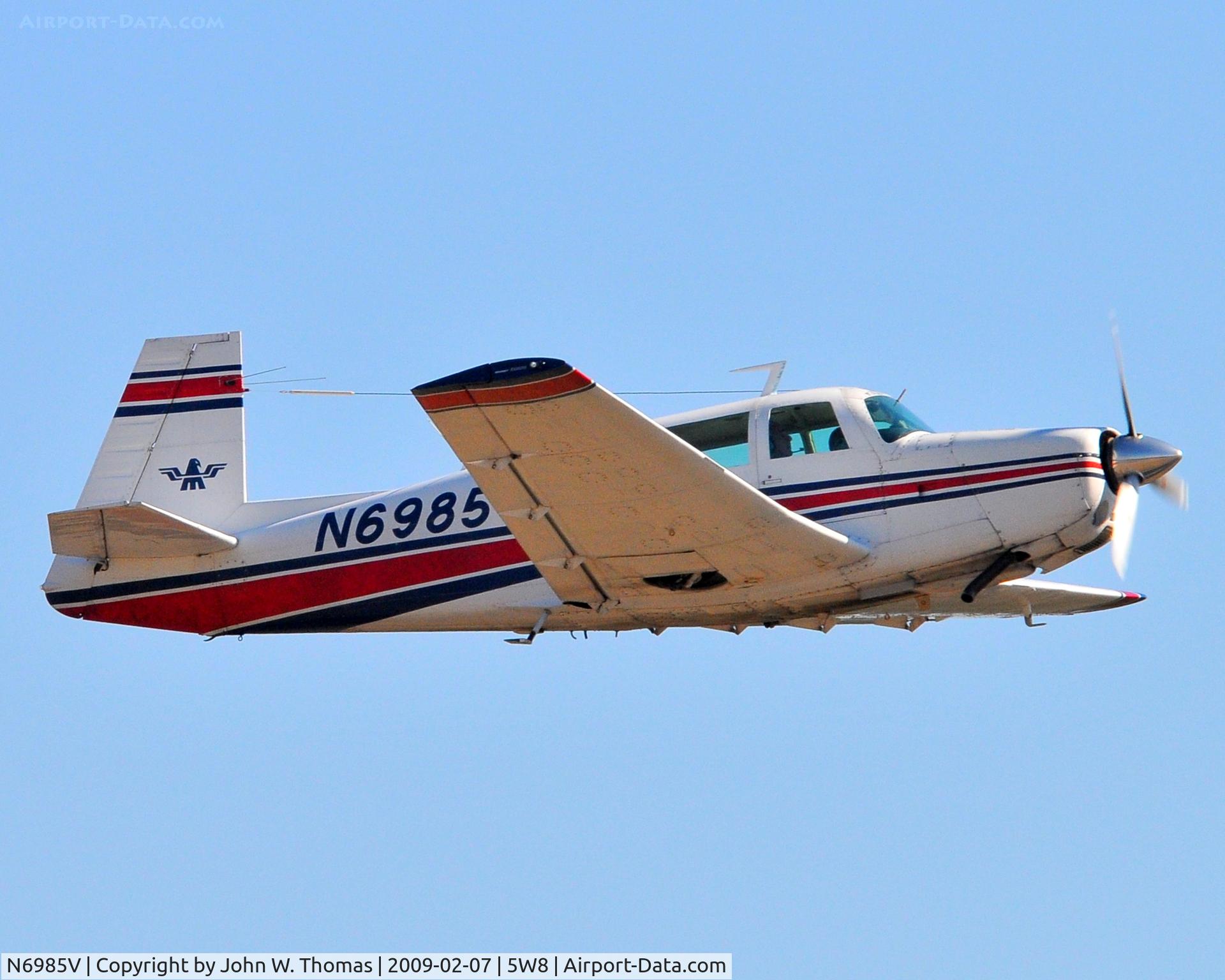 N6985V, 1976 Mooney M20F Executive C/N 22-1347, Departing runway 22