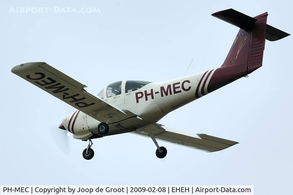 PH-MEC, 1979 Piper PA-38-112 Tomahawk Tomahawk C/N 38-79A0764, landing at Eindhoven