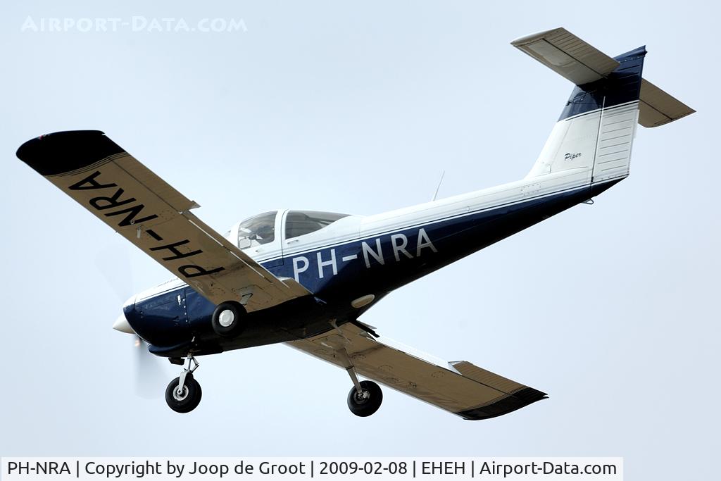 PH-NRA, 1980 Piper PA-38-112 Tomahawk Tomahawk C/N 38-80A0092, landing at Eindhoven