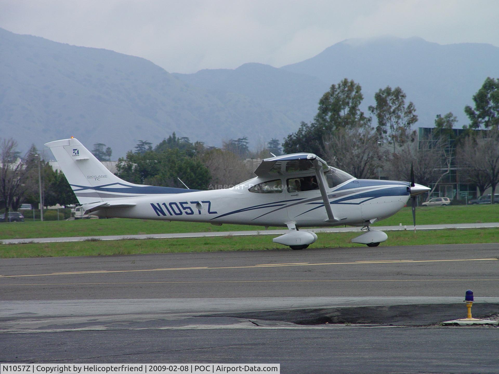 N1057Z, 2007 Cessna T182T Turbo Skylane C/N T18208795, Taxiing to area of 26L for take off, light rain