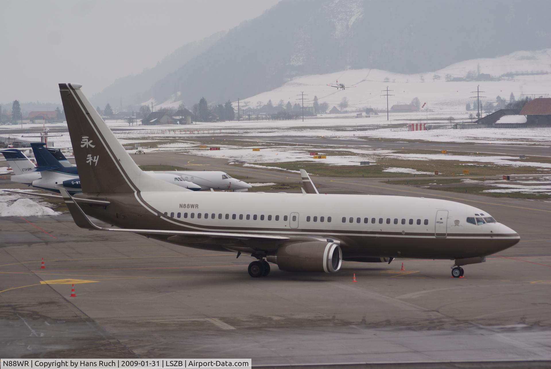 N88WR, 1999 Boeing 737-79U C/N 29441, Besuch auf dem Flughafen Bern Belpmoos