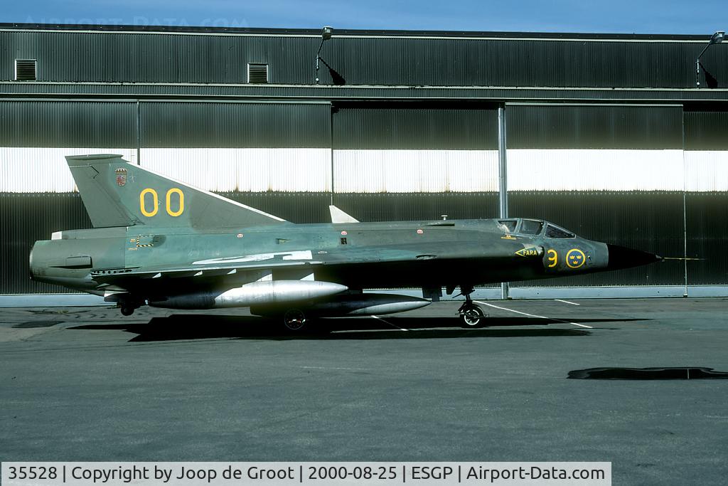 35528, Saab J-35F Draken C/N 35-528, Although wearing a F9 code this Draken last flew with F10. Now preserved in the Göteborg-Säve museum.
