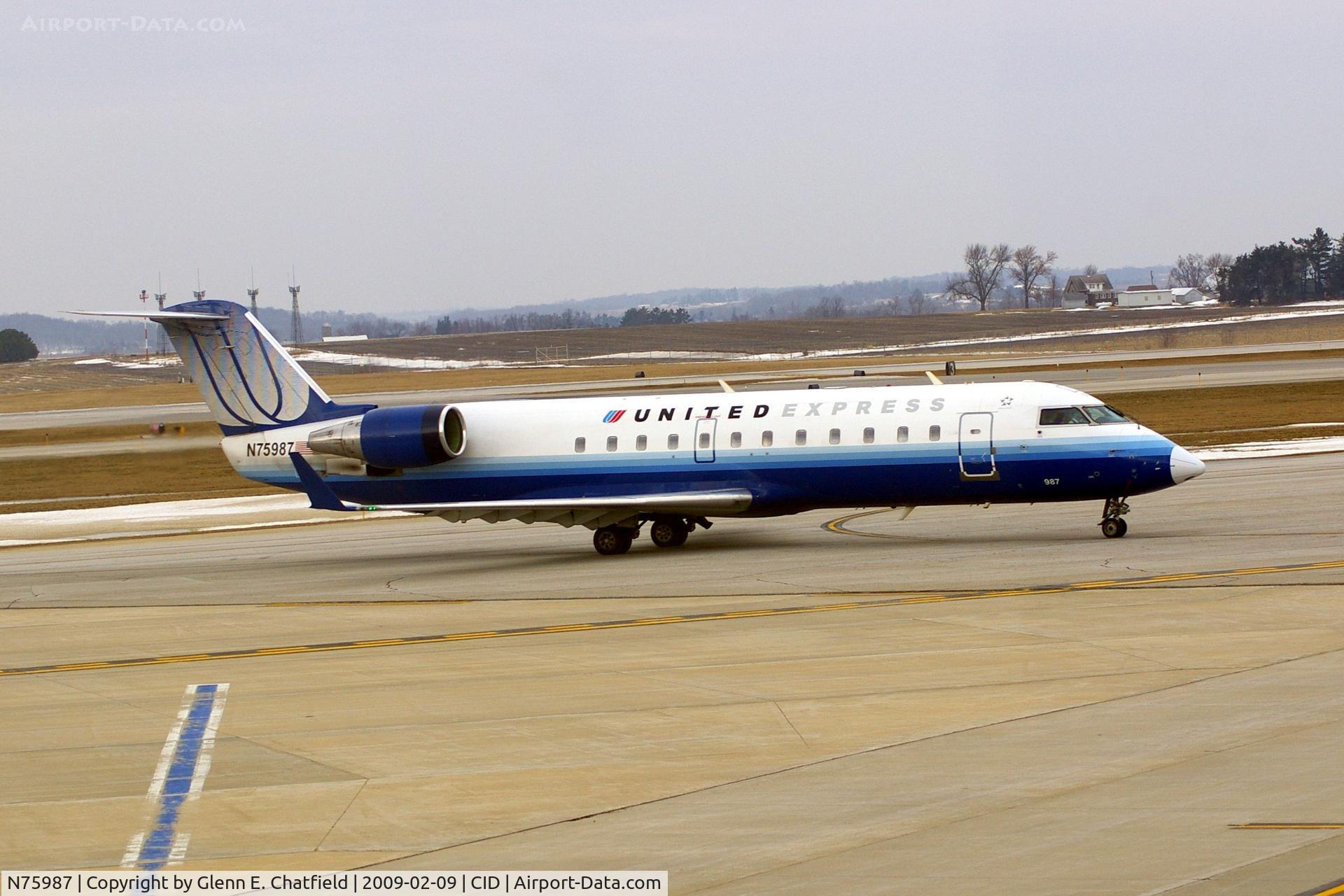 N75987, 2000 Bombardier CRJ-200ER (CL-600-2B19) C/N 7405, Taxiing by the tower on the way to runway 13