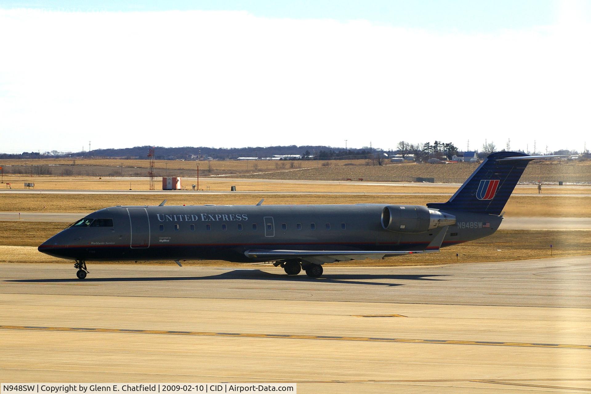N948SW, 2003 Canadair CL-600-2B19 Regional Jet CRJ-200LR C/N 7789, Taxiing to the terminal