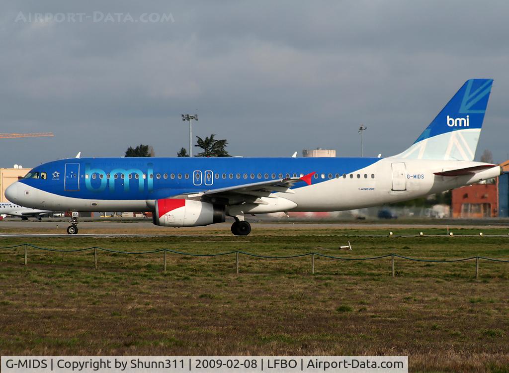 G-MIDS, 2001 Airbus A320-232 C/N 1424, Lining up rwy 32R for departure...