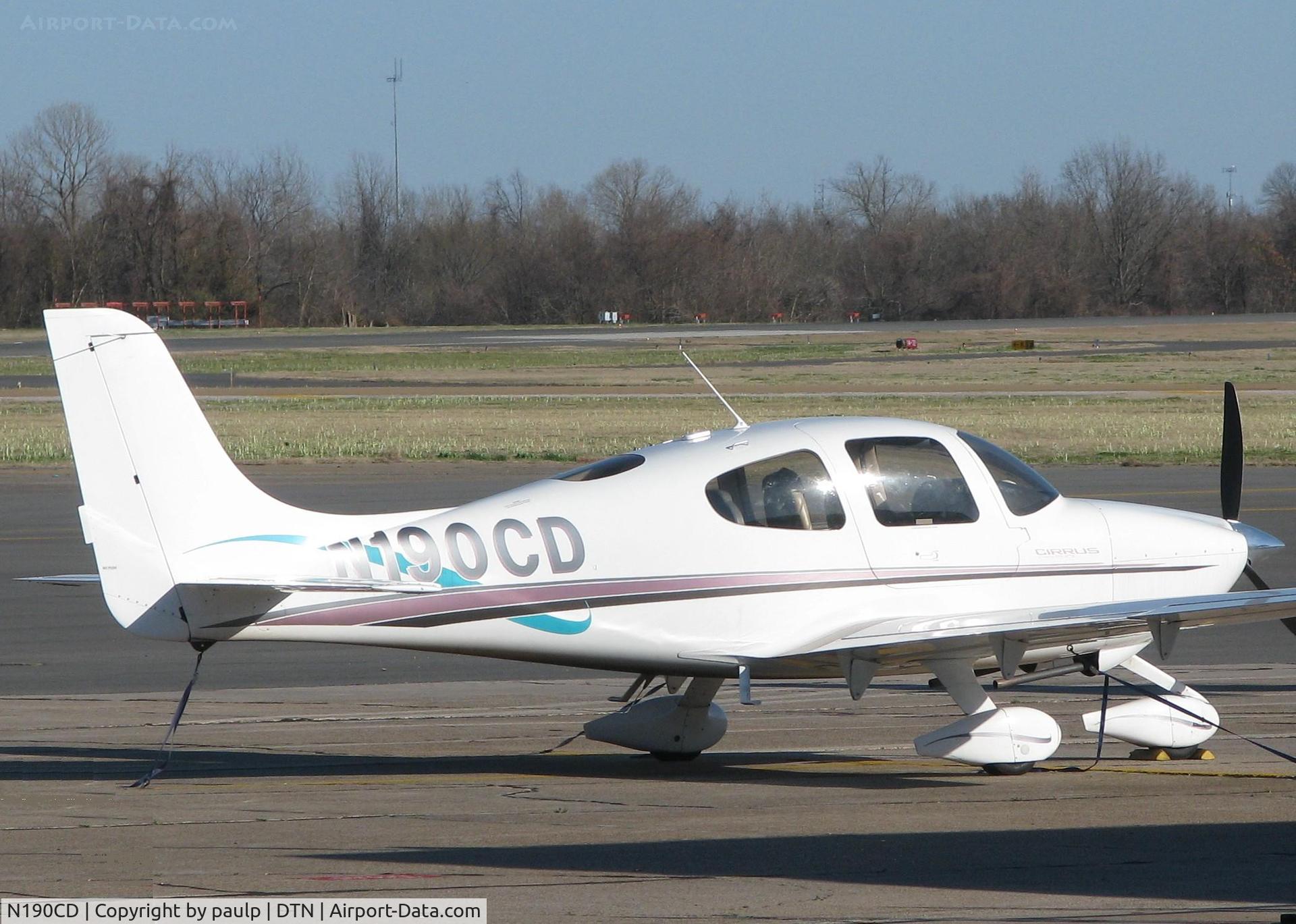 N190CD, 2000 Cirrus SR20 C/N 1099, Parked at Downtown Shreveport.