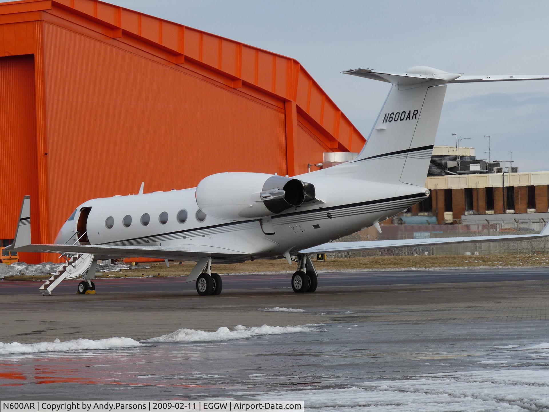 N600AR, 2000 Gulfstream Aerospace G-IV SP C/N 1419, N600AR in the snow at Luton
