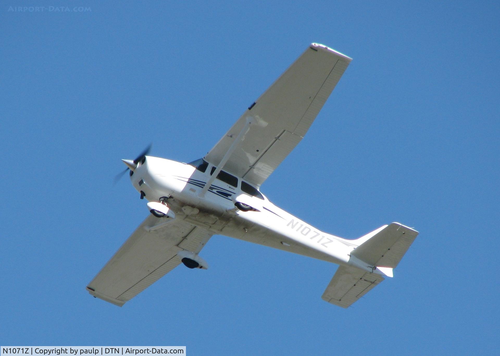 N1071Z, 2005 Cessna 172S Skyhawk SP C/N 172S9826, Just took off from runway 23 at the Downtown Shreveport airport.