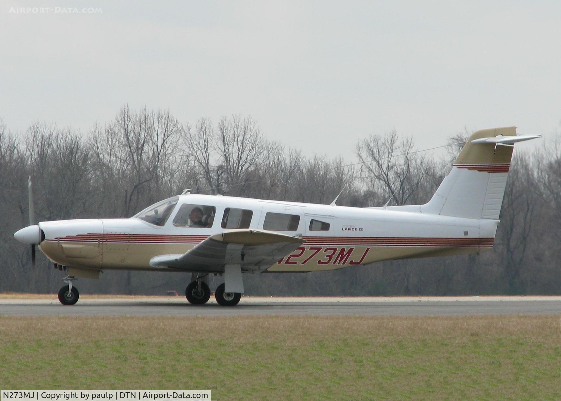 N273MJ, 1979 Piper PA-32RT-300 C/N 32R-7985065, Taxiing across runway 14 at the Downtown Shreveport airport.