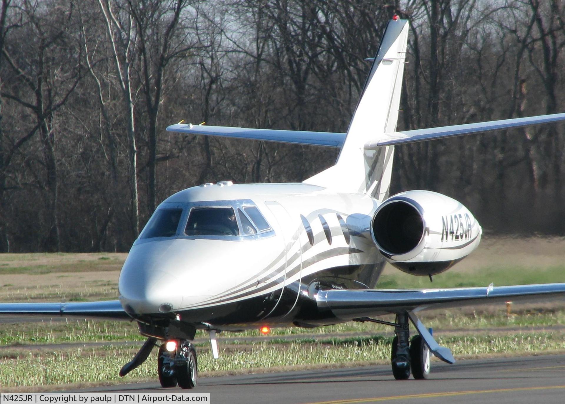 N425JR, 1980 Dassault-Breguet Falcon 10 C/N 162, Taxiing in after landing at Downtown Shreveport.