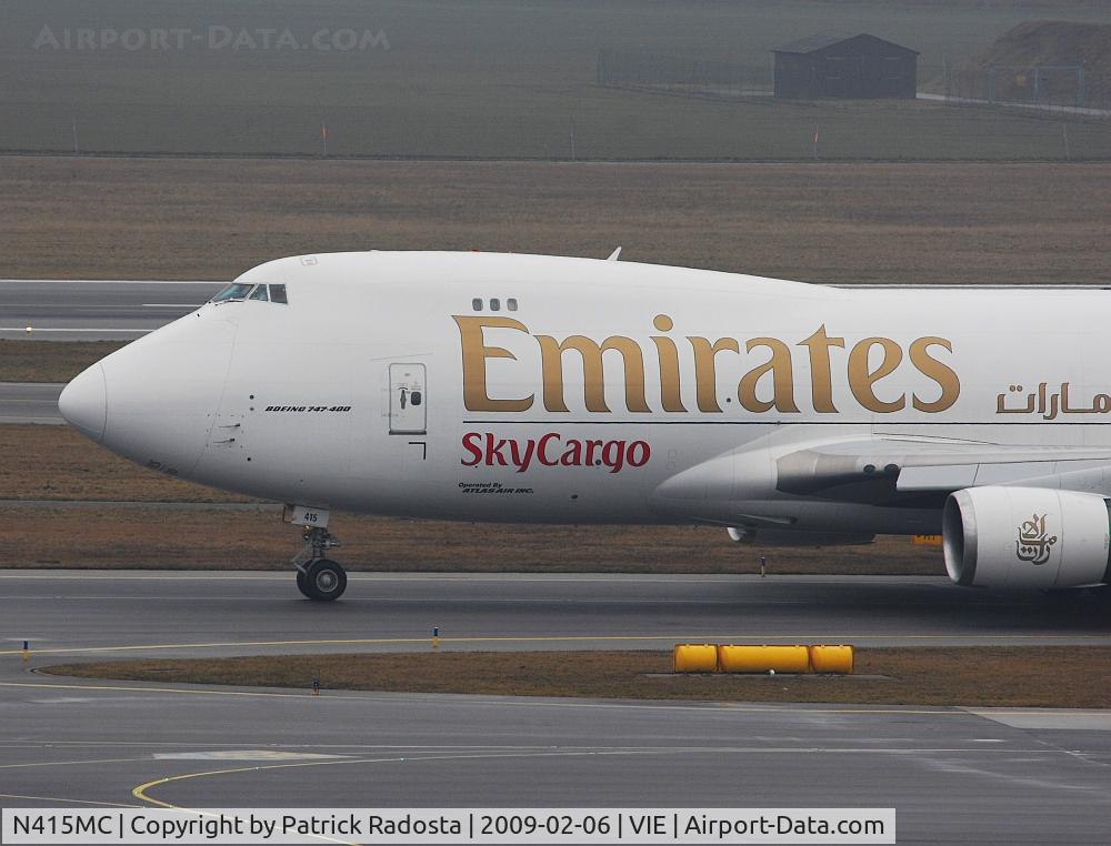 N415MC, 2002 Boeing 747-47UF C/N 32837, Visited Vienna in February 2009 for the delivery of a replacement engine for a T7 of Emirates